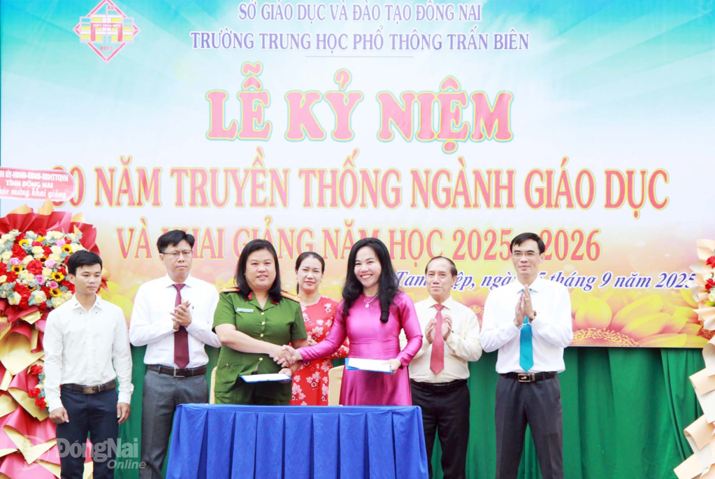 Đại diện Trường THPT Trấn Biên và Công an phường Tam Hiệp ký kết phối hợp. Ảnh: Nga Sơn