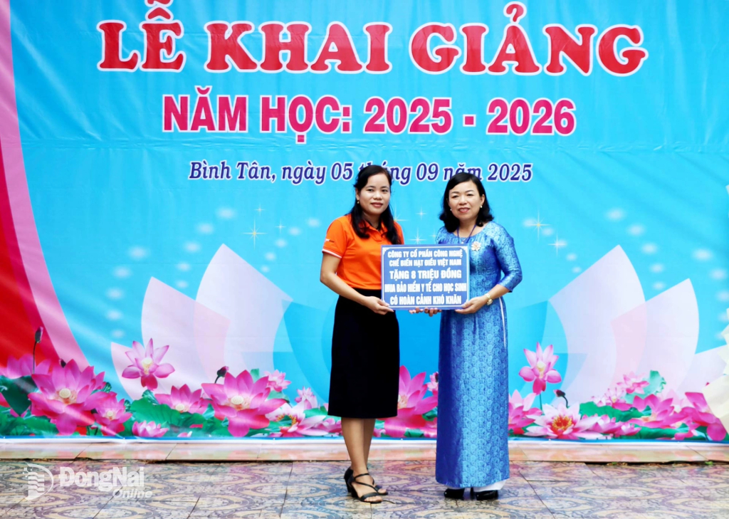 Các mạnh thường quân trao tặng kinh phí mua bảo hiểm y tế và đồng phục cho học sinh Trường tiểu học Vừ A Dính. Ảnh: Thanh Mảng