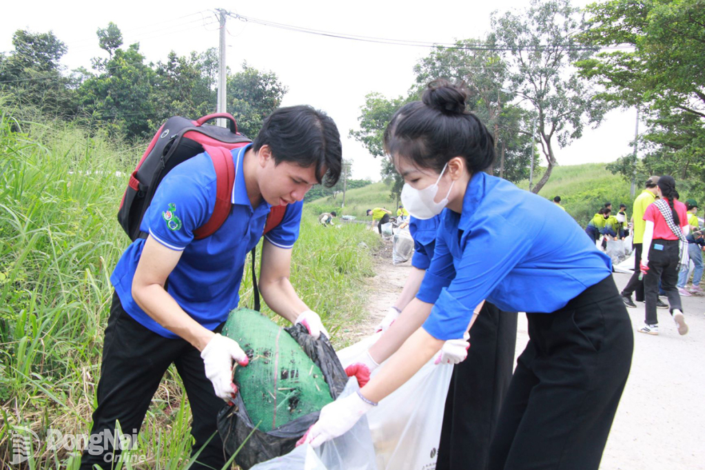 500 đoàn viên, tình nguyện viên ra quân xử lý “điểm đen” về rác thải