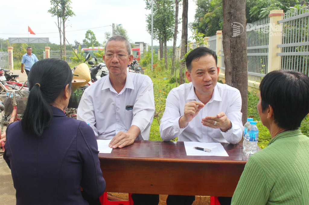 Các luật sư thuộc Đoàn Luật sư tỉnh Đồng Nai tư vấn cho người dân xã Đồng Tâm, tỉnh Đồng Nai, về đất đai tại buổi tuyên truyền pháp luật do Đoàn Luật sư tỉnh phối hợp với địa phương tổ chức tháng 8-2025. Ảnh: Đ.Phú