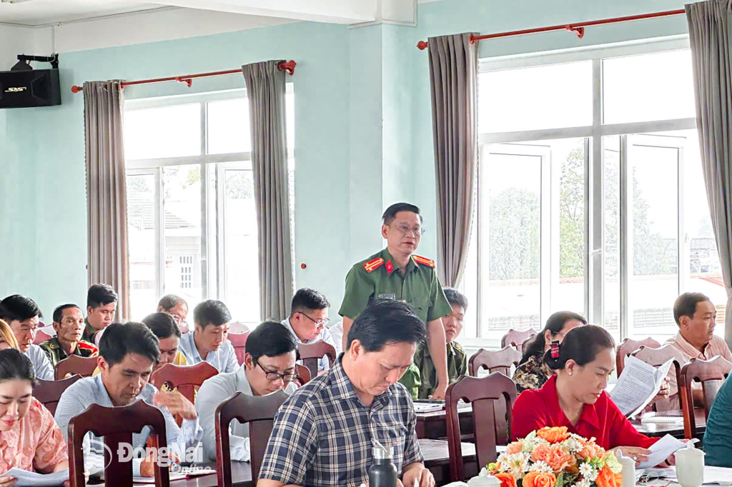 Cán bộ, công chức phường Biên Hòa phát biểu ý kiến tại buổi đối thoại với Bí thư Đảng ủy và Chủ tịch UBND phường. Ảnh: Phương Hằng