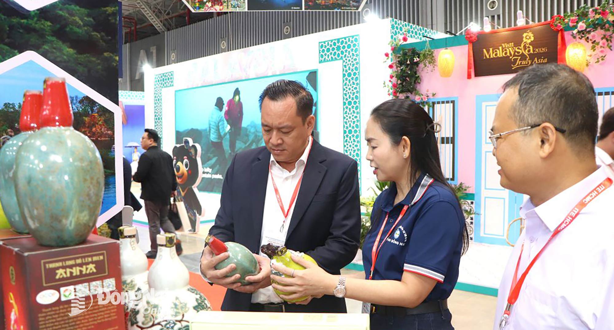 Phó Giám đốc Sở Văn hóa, Thể thao và Du lịch tỉnh Đồng Nai Vũ Xuân Trường tham quan gian hàng quảng bá du lịch của Đồng Nai. Ảnh: Ngọc Liên