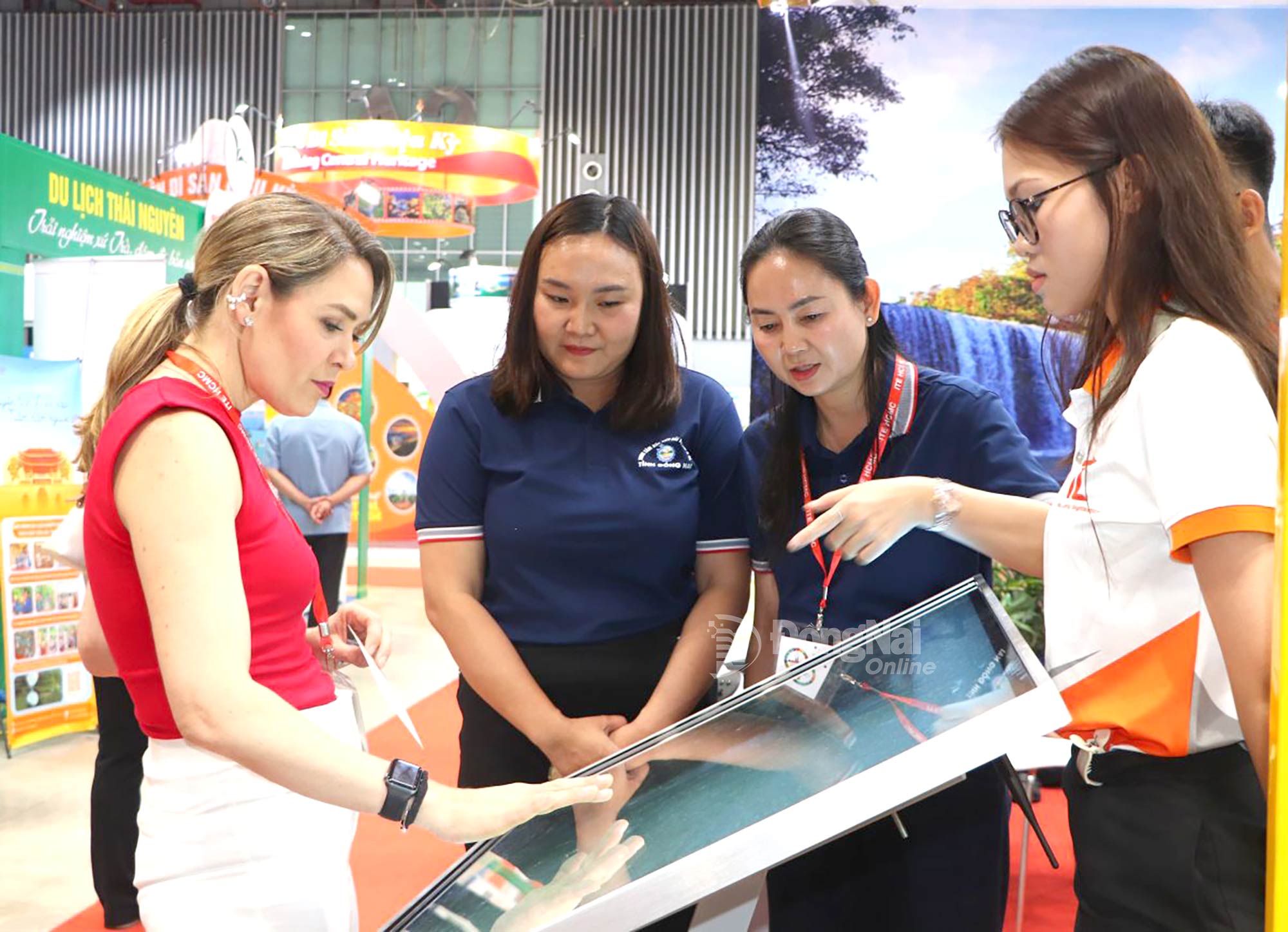 Khách nước ngoài trải nghiệm sản phẩm du lịch số của Đồng Nai. Ảnh: Ngọc Liên