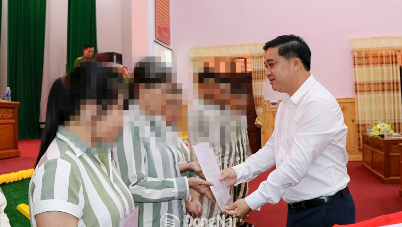 Trại giam Xuân Lộc trao quyết định đặc xá cho 317 phạm nhân