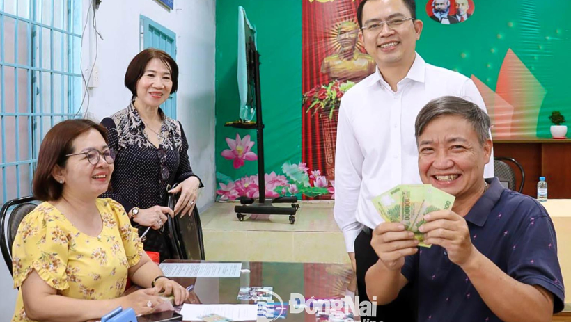 Đồng Nai: Người dân phấn khởi nhận quà Lễ Quốc khánh 2-9