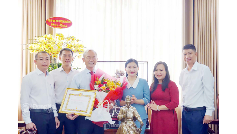 Trao Huy hiệu 30 năm tuổi Đảng cho nguyên Bí thư Tỉnh ủy Nguyễn Phú Cường