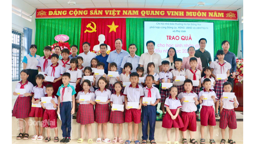 Chi hội Nhà báo thường trú tại Đồng Nai tặng quà cho học sinh hiếu học
