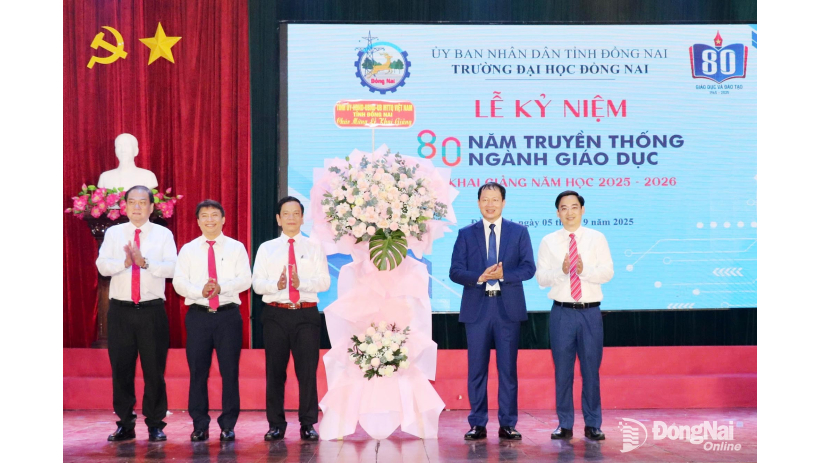 Bí thư Tỉnh ủy Vũ Hồng Văn dự và chúc mừng khai giảng tại Trường đại học Đồng Nai