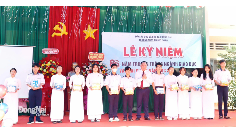 Phó Bí thư Tỉnh ủy, Chủ tịch UBND tỉnh Đồng Nai Võ Tấn Đức dự khai giảng tại Trường THPT Phước Thiền