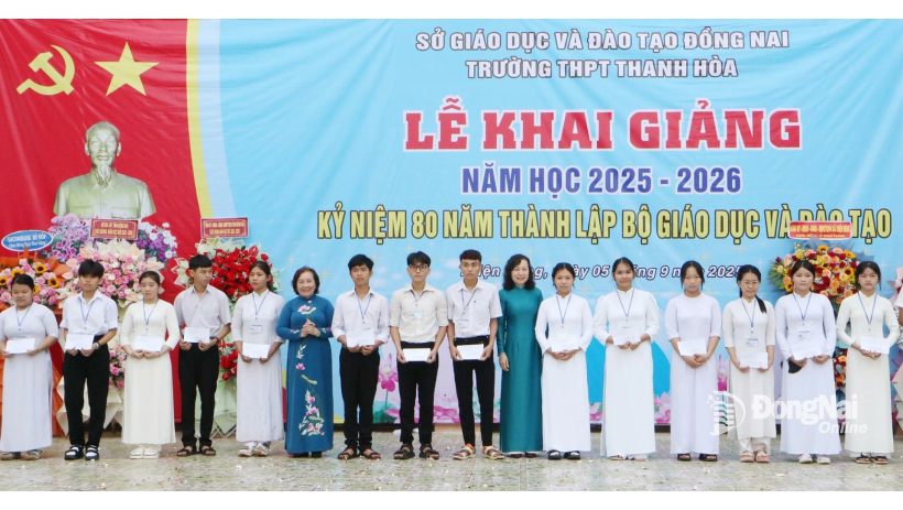 Phó Bí thư Tỉnh ủy, Chủ tịch Ủy ban MTTQ Việt Nam tỉnh Đồng Nai Huỳnh Thị Hằng dự khai giảng tại Trường THPT Thanh Hòa