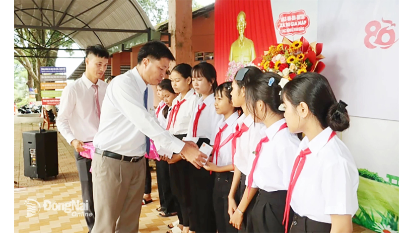 Nhiều món quà trong ngày khai giảng