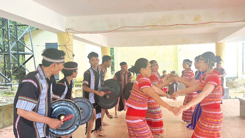 Người S’tiêng “yêu nghề dệt, say tiếng chiêng”